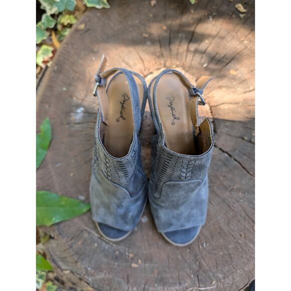 QUPID women's Block Heels Grey Faux Suede Peep Toe Size 6.5 - Picture 4 of 9